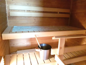 Sisustussuunnittelussa mietittiin saunan värimaailma uusiksi. Vaalea sauna vaihtui tummaan.