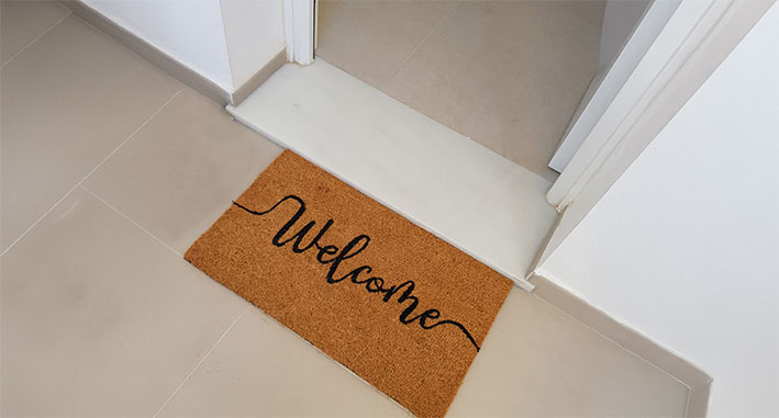 Ovimatto, joka toivottaa tervetulleeksi kotiin Aurinkorannikolle.